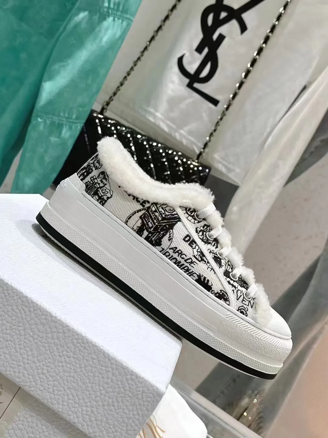 👟👟Ex-factory price 560👟👟 🇫🇷🇫🇷——Dior embroidered thick-soled wool casual shoes, fur shoes 𝐃𝐈𝐎𝐑 𝐖𝐚𝐥𝐤'𝐧 Dior presbyopic embroidery wool thick-soled canvas shoes casual sports shoes this The Walk'n'Dior platform sneakers are a stylish piece that elevates the collection. Oblique printed cotton embroidered upper with comfortable platform sole, tongue and Christian Dior Paris signature laces. Can add fashionable temperament to all kinds of casual looks. Original custom-made imported Oblique printed embroidery fabric. Imported soft sheepskin lining. Original exclusive open-molded TPU material outsole. Bottom thickness 4.5CM. Size: Women's 35-41 (custom-made 41 is non-refundable)